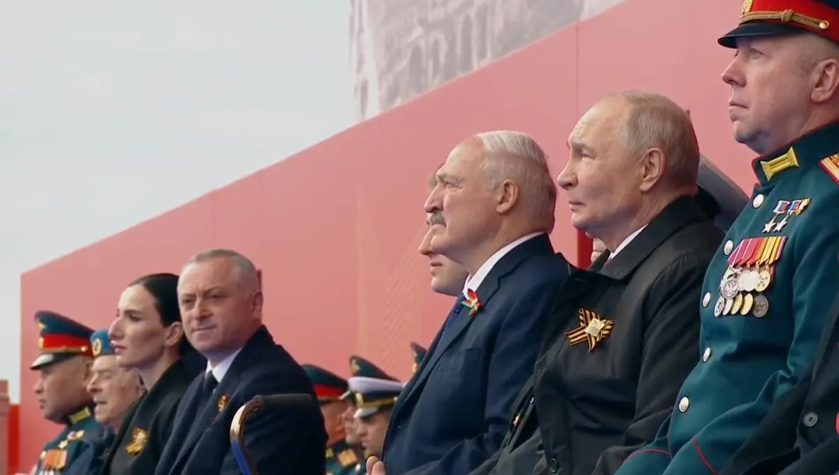 На трибуне парада в Москве участник «специальной военной операции» оказался рядом с ветераном Великой Отечественной; президент посвятил речь памяти победителей и единству поколений.