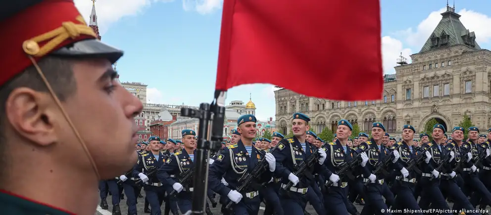 В ряде городов парады и салюты в День Победы либо сокращены, либо отменены. Власти ссылаются на угрозы безопасности, эксперты говорят также о перегрузке техники из‑за фронта и о политическом смысле мероприятия.