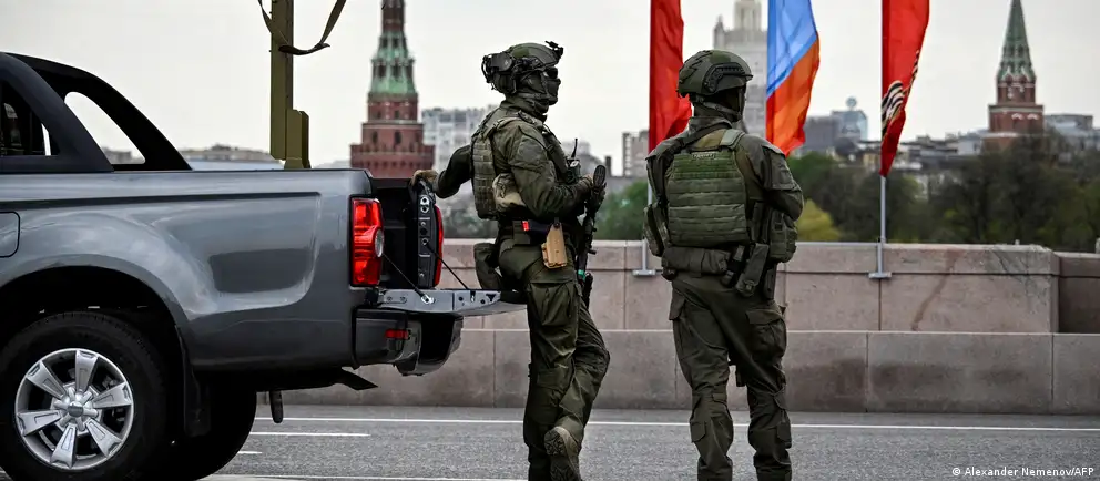 Российские власти отозвали аккредитации, ранее выданные иностранным журналистам для освещения парада на Красной площади 9 мая. Празднование пройдёт в сокращённом формате и без военной техники — изменения объясняют «текущей оперативной обстановкой».