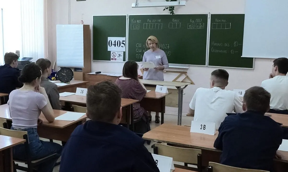 Рособрнадзор рекомендовал, чтобы организаторы и охрана не прикасались к участникам экзаменов и их вещам; при срабатывании металлоискателя следует вежливо просить добровольно выложить или сдать предмет.