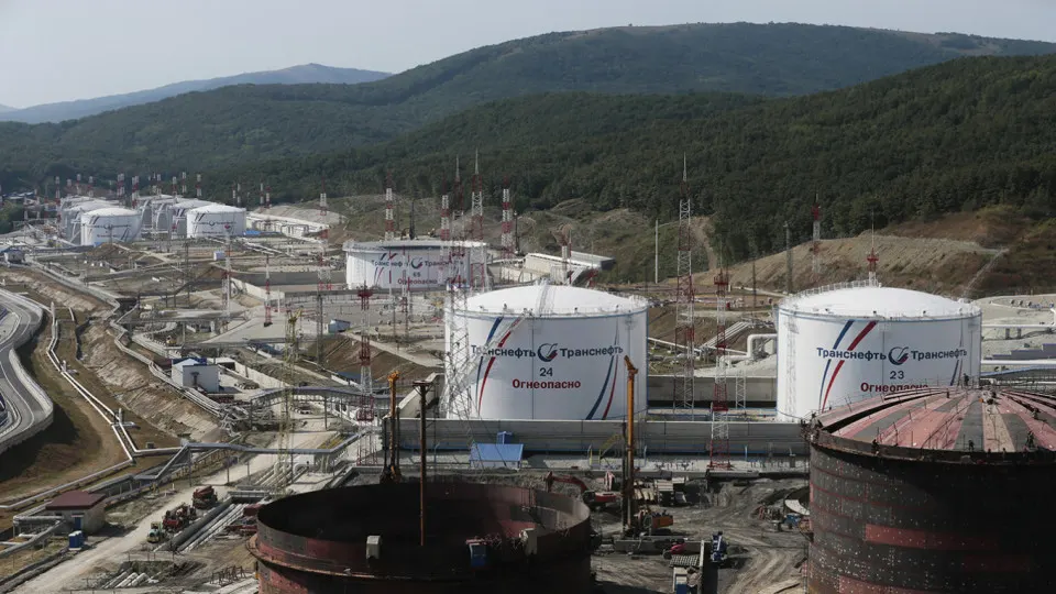 Аналитики пересмотрели прогнозы: несмотря на высокие цены на нефть, повреждения портовой и нефтеперерабатывающей инфраструктуры, а также усиливающиеся санкции могут привести к сокращению экспорта, снижению добычи и заметному замедлению роста ВВП.