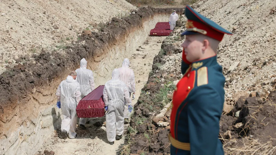 По итогам сопоставления поимённых списков, реестра наследственных дел и судебной статистики получена минимальная документально обоснованная оценка — около 352 тысяч погибших российских военных с начала полномасштабного вторжения до конца 2025 года.