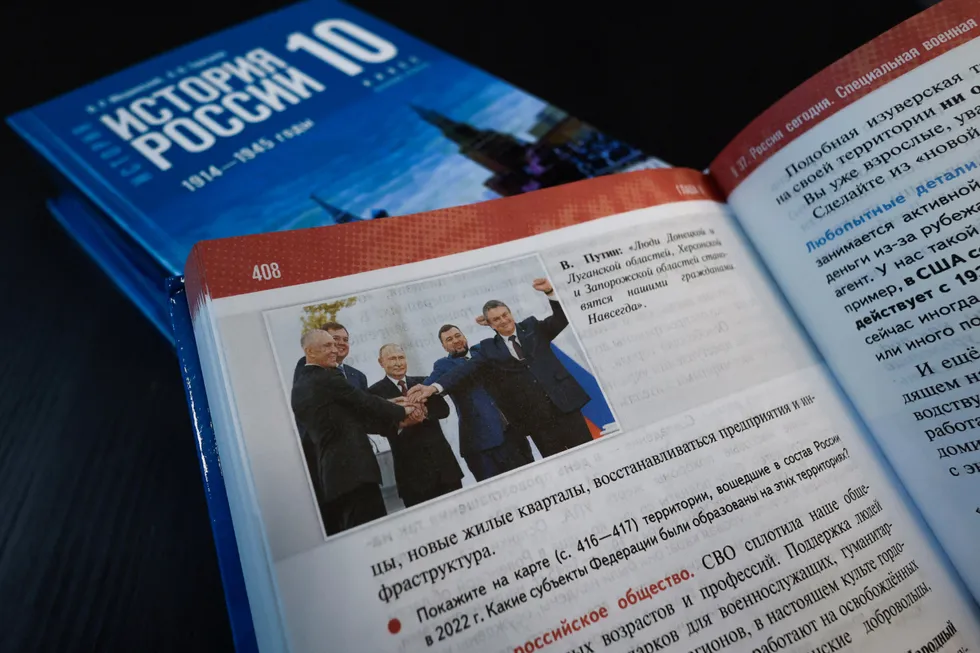 Линейка учебников для средней школы переплетает древние события с современными государственными проектами, замалчивает неудобные факты и подталкивает школьников к однозначной, идеологически выверенной интерпретации истории.