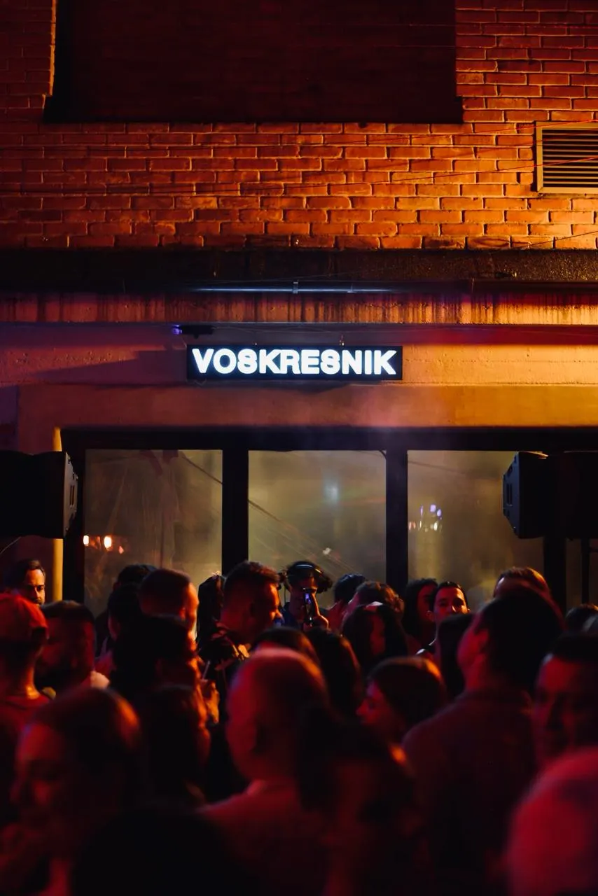 3 мая в кафе Soul Garden открывают новый сезон вечеринок VOSKRESNIK: музыка резидентов у озера, два бара, фуд-корт и специальное безалкогольное барное меню. Время — 17:00–22:00.