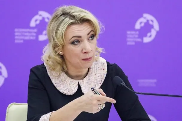 Официальный представитель МИД РФ сообщила, что сотрудники Госдепартамента уведомляют российских дипломатов о том, что их дети, родившиеся в США, автоматически признаны гражданами США, при этом семьи об этом узнают постфактум.
