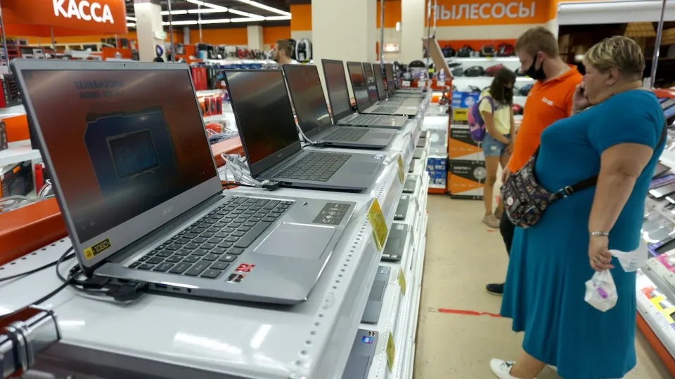 Минпромторг исключил из механизма «параллельного импорта» 22 бренда компьютерной техники и комплектующих — запрет вступает в силу 27 мая. В ведомстве говорят о замещении поставок российскими производителями, но эксперты предупреждают о риске дефицита и роста цен.