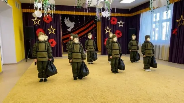 На празднике в одном из детских садов дети исполнили номер с пакетами, что вызвало шок и недоумение у родителей; в присланном письме был указан номер учреждения, его не публикуем.