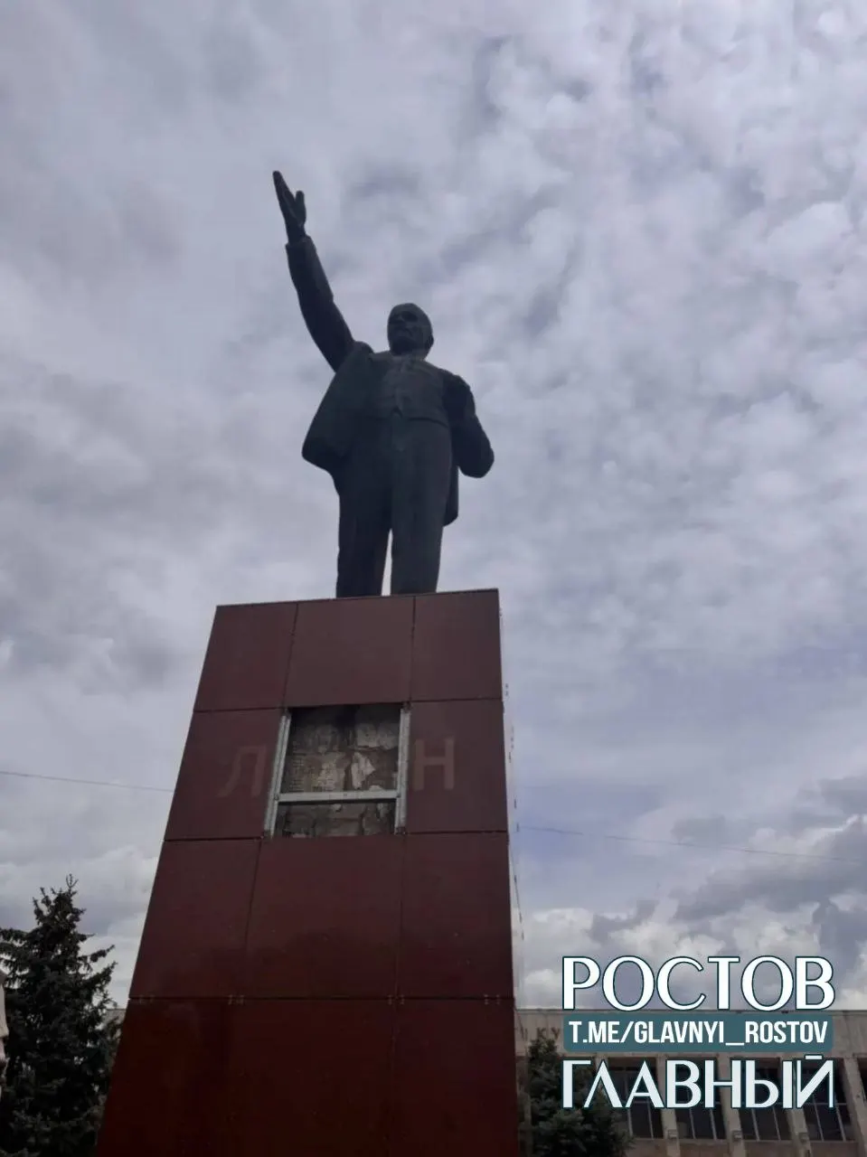 В парке Батайска разбили плитку у памятника Ленину. По записям видеонаблюдения полиция установила и задержала местного жителя 1988 года рождения; обстоятельства происшествия выясняют.