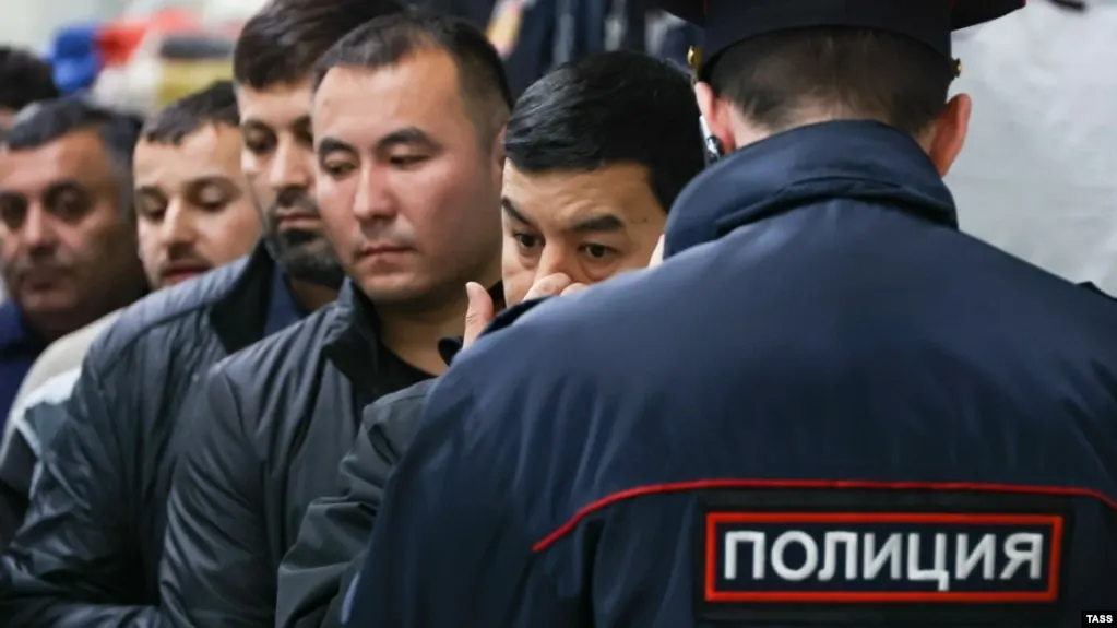Законопроект предлагает расширить перечень административных проступков, за которые иностранцев и лиц без гражданства будут выдворять из России; число таких нарушений может вырасти до 58. Инициативу мотивируют соображениями безопасности и борьбы с экстремизмом.