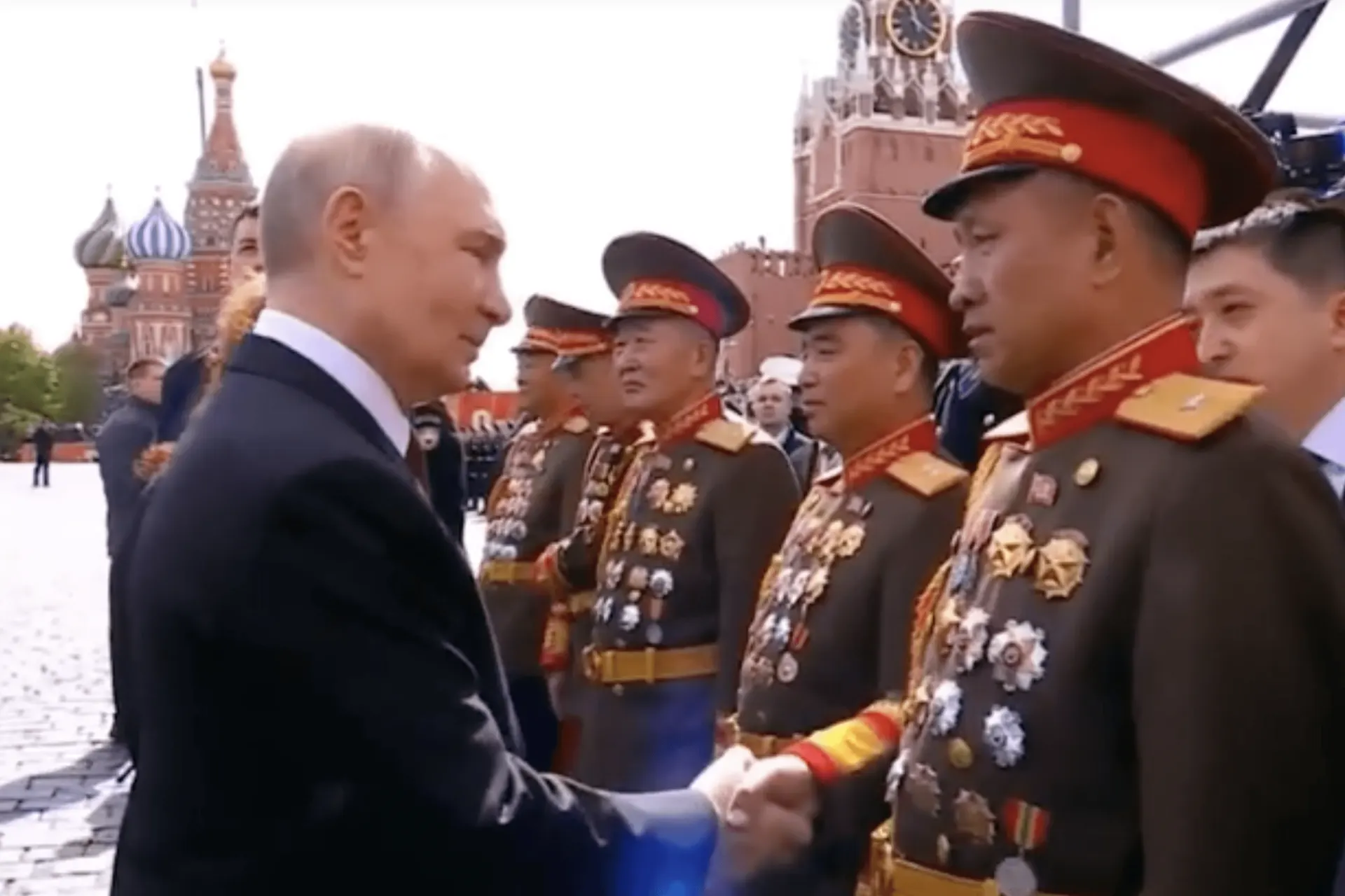 После открытия мемориального музея в Пхеньяне стали доступны фотографии церемонии 3 декабря 2025 года, на которых президент вручает российские награды северокорейским военным, участвовавшим в боевых действиях в Курской области.