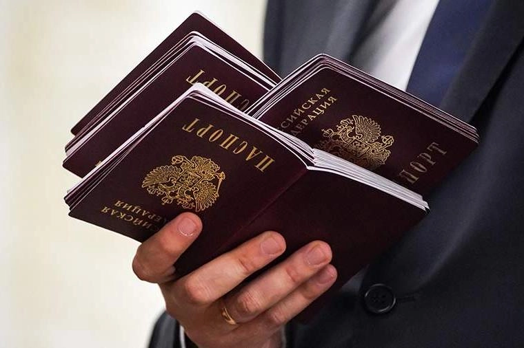 Фракция «Единая Россия» планирует внести поправки ко второму чтению законопроекта об ужесточении правил получения гражданства: иностранцам с непогашенной судимостью могут разрешить РВП, ВНЖ и гражданство, если их осудили за поддержку политики России и участие в СВО.
