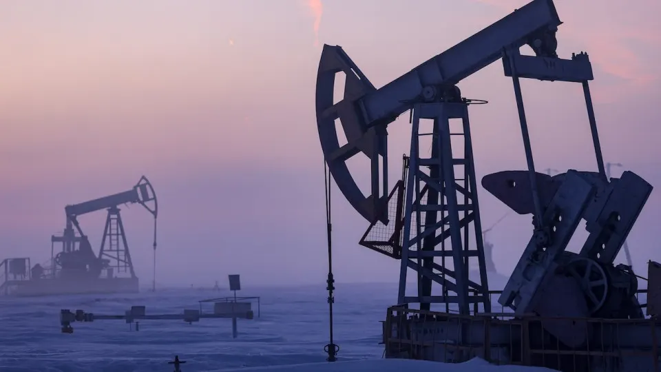 По обновлённому макропрогнозу Минэкономразвития добыча нефти в 2026 году снизится до 511 млн тонн — самого низкого уровня с 2009 года. Сокращение связывают с уменьшением буровой активности, ухудшением финансовых показателей компаний и ограничениями, вызванными военным временем.