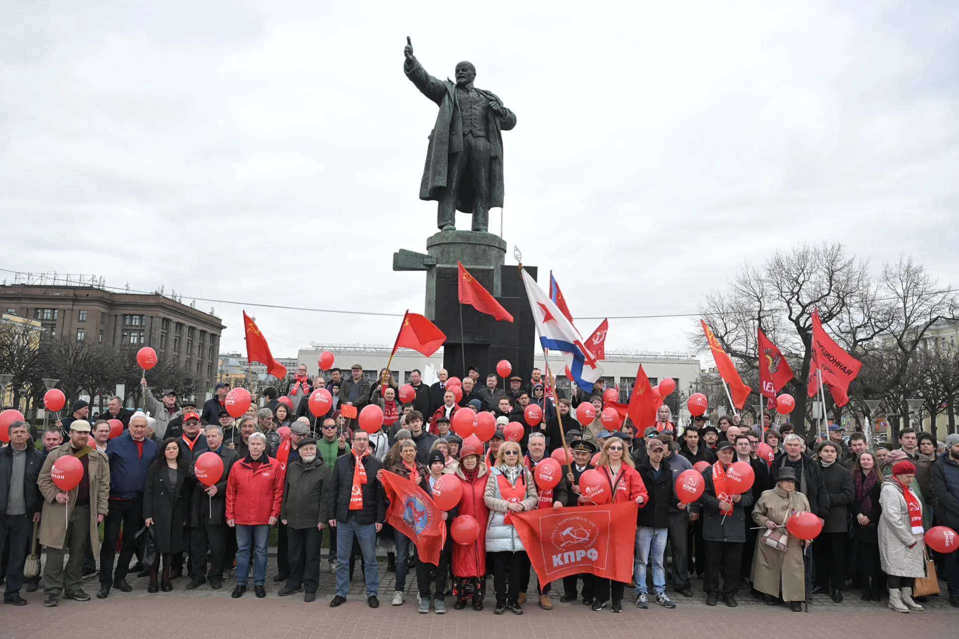 Демонстрация в формате возложения цветов прошла без препятствий со стороны силовиков: на площади заметно много молодёжи, музыка была фоновой, а посторонние активисты раздавали листовки против принуждения студентов к мессенджеру Max.