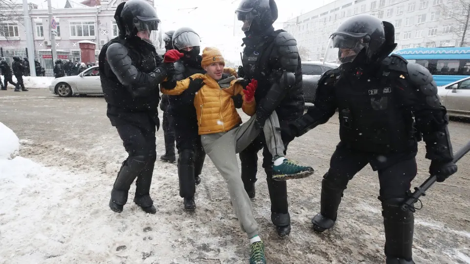 Госдума в третьем чтении расширила полномочия правоохранительных органов: в план профилактики МВД добавили предупреждение уклонений от военной службы и противодействие искажению исторической правды. Закрепляются нормы на фоне круглогодичного призыва и возможности задействования большого мобрезерва.