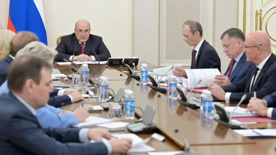 Кабмин обязал крупнейшие нефтекомпании согласовать объёмы производства, отгрузок и цены с ведомствами, чтобы стабилизировать внутренний рынок на фоне серии атак беспилотников и падения переработки нефти.