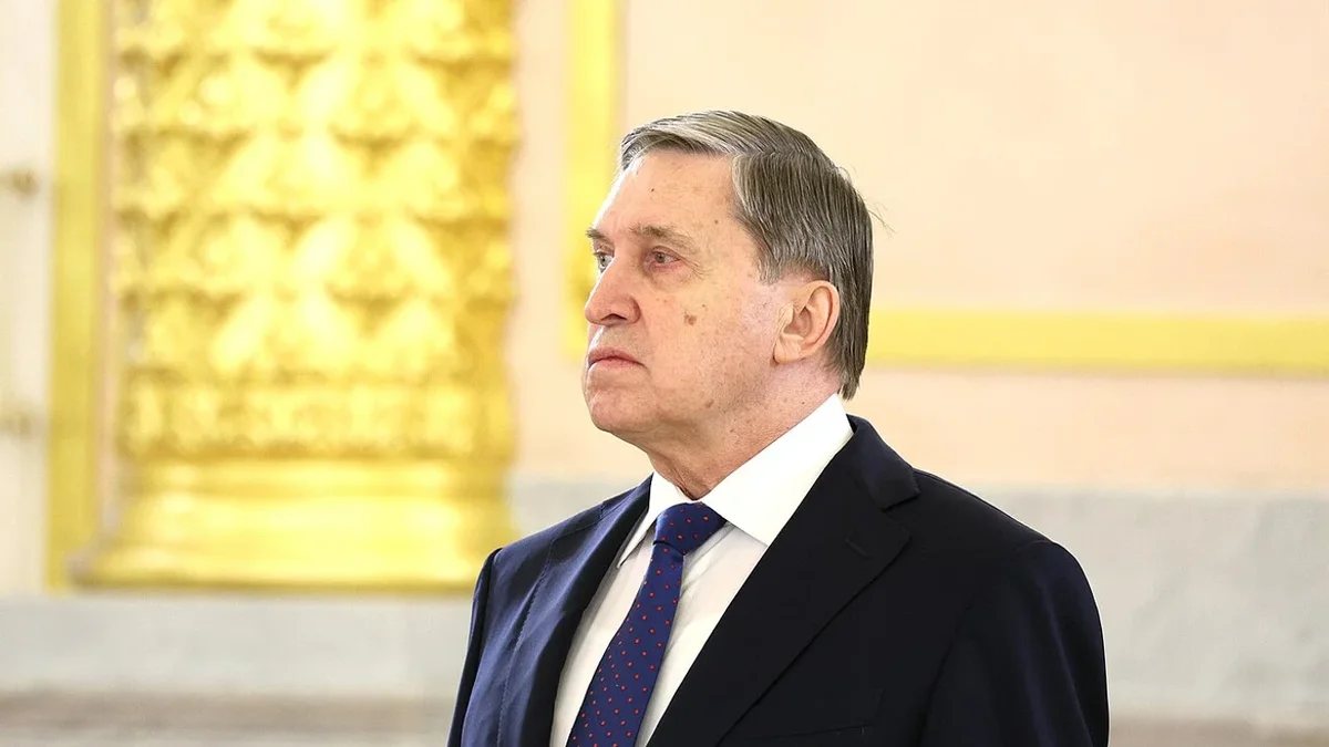 Помощник президента заявил, что конфликт останется затянутым, пока Украина не покинет позиции в Донбассе; при этом он отметил, что США продолжают телефонные контакты по урегулированию, а ранее президент говорил о готовности встретиться с лидером Украины при условии договорённостей.