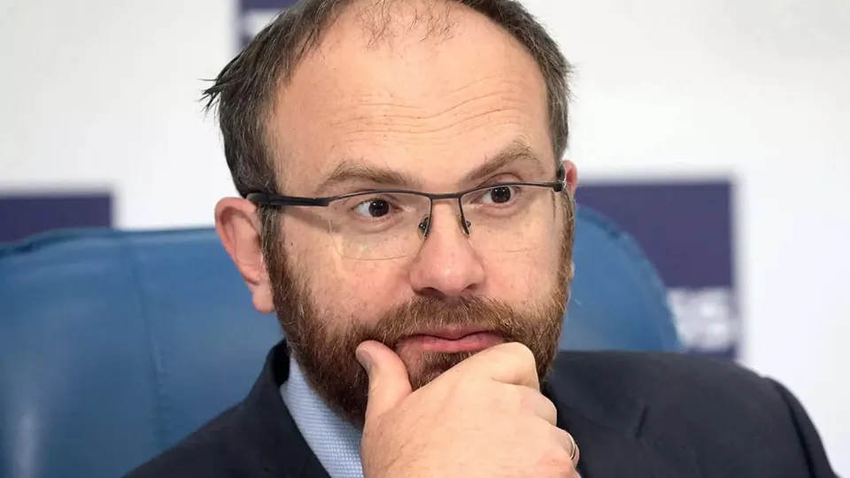 Заместитель председателя синодального отдела РПЦ Вахтанг Кипшидзе заявил, что массовые отключения мобильного интернета напоминают о преходящести технологий и призывают думать о бессмертии души. Ограничения, начавшиеся в мае 2025 года, затронули почти всё население, а в феврале 2026 года принят закон, дающий силовым органам право требовать приостановки услуг связи.