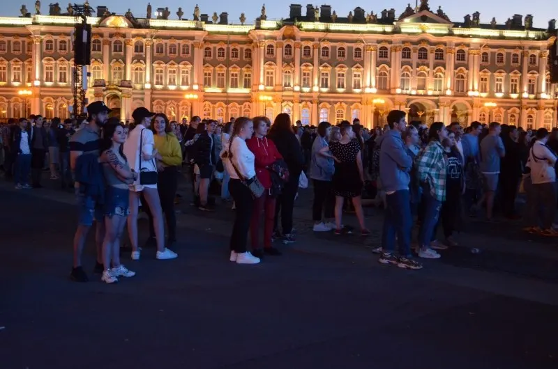 В конце июня в Санкт-Петербурге пройдёт «Алые паруса — 2026» для около 66 тысяч выпускников. Одновременно государство утвердило 300 приоритетных образовательных программ и увеличило число бюджетных мест; в Смоленске запланированы праздничные мероприятия в рамках Дня молодёжи.