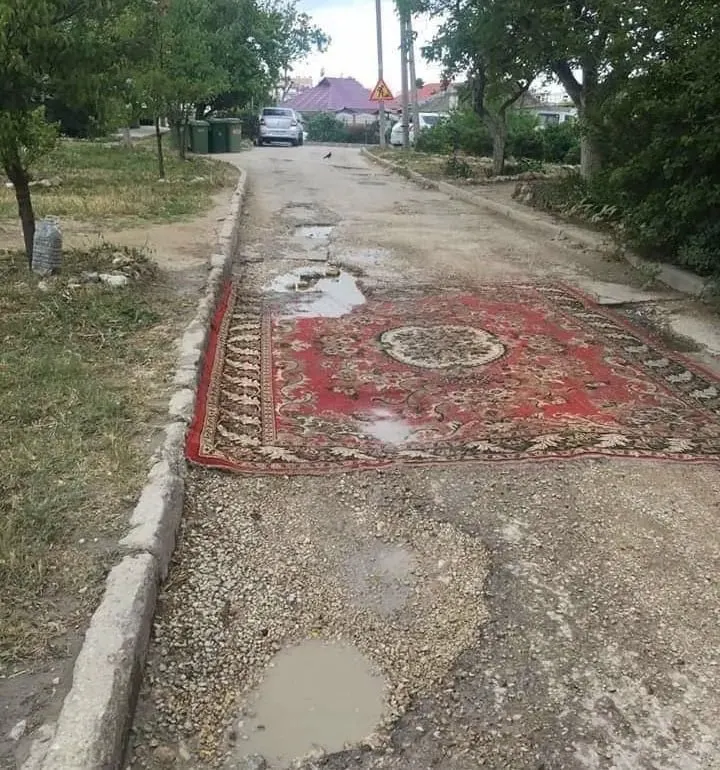 В Госдуму внесён законопроект, который позволяет жильцам самостоятельно менять асфальтовое покрытие во дворах и на местных дорогах без согласования с коммунальными службами. В правительстве инициативу не поддержали.