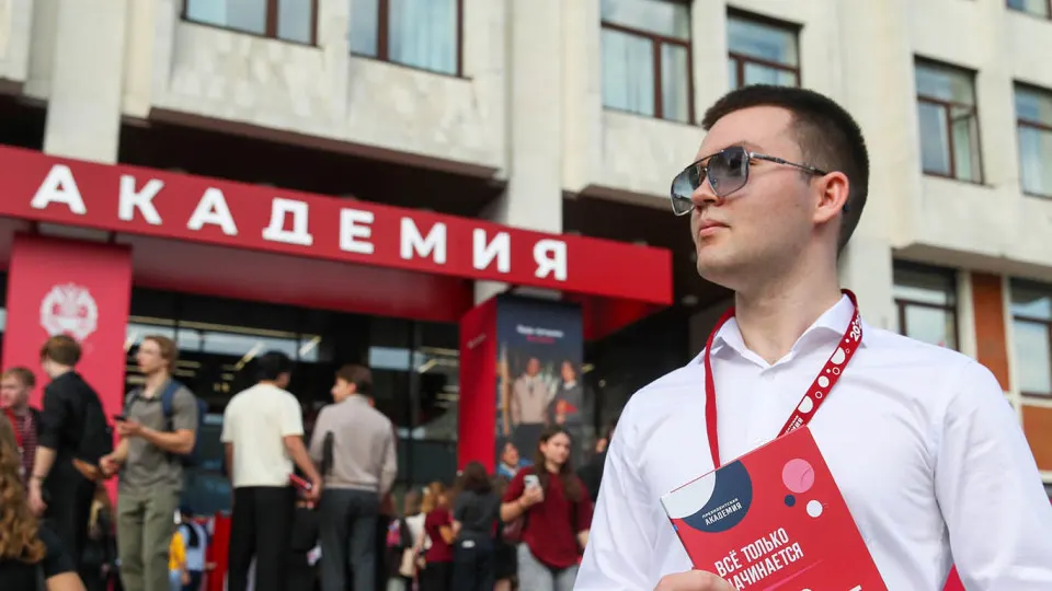 В вузах рассылки предлагают студентам и сотрудникам вступить в отряд для борьбы с БПЛА: год службы, ежемесячные выплаты 200 000 ₽, премии за сбитые дроны и социальные гарантии; контракт оформляется с Минобороны, но добровольцы не считаются военнослужащими и не направляются в зону СВО.