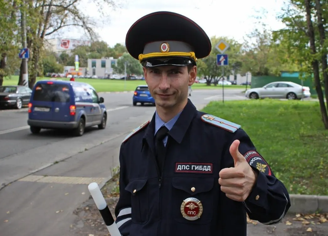 ГАИ сообщает, что в городе не было аварий с пострадавшими; местные шутят, что это связано с очередями водителей.