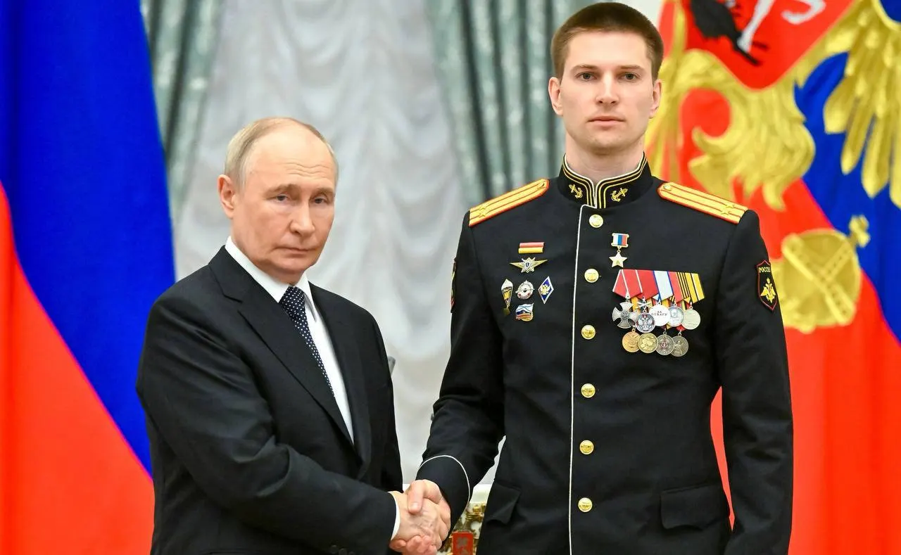 В Кремле президент лично наградил подполковника Ивана Берестовского за мужество в ходе специальной военной операции. По данным церемонии, он дважды был ранен, уничтожил несколько единиц вражеской техники и получил досрочное звание.