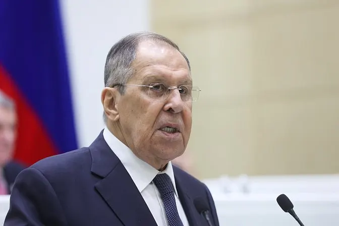 Сергей Лавров заявил, что Еревану предстоит сделать выбор между ЕАЭС и ЕС — от этого зависят тарифная политика и фитосанитарные правила. Власти России уже предпринимали дипломатические и таможенные меры в ответ на изменение внешнеполитического курса Армении.