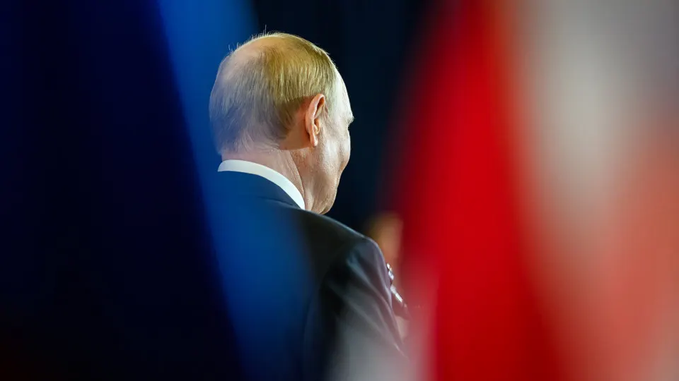 Один из ведущих центров социологических исследований прекратил публикацию «открытого» рейтинга доверия президенту: он опустился до 29,5% в начале апреля. При этом «закрытые» опросы и общий индекс одобрения показывают гораздо более высокий уровень поддержки, хотя и здесь фиксируется снижение.