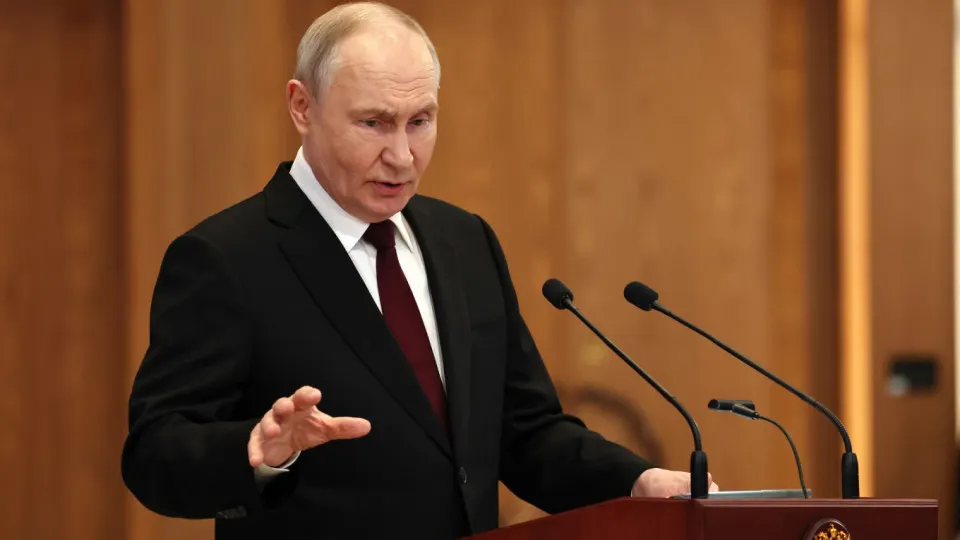 Президент России заявил, что Москва может нанести ответные удары по европейским странам, если с их территории будут запускать беспилотники по российским объектам; в Кремле также назвали авиаудары дронами попыткой «раскачать» общество.