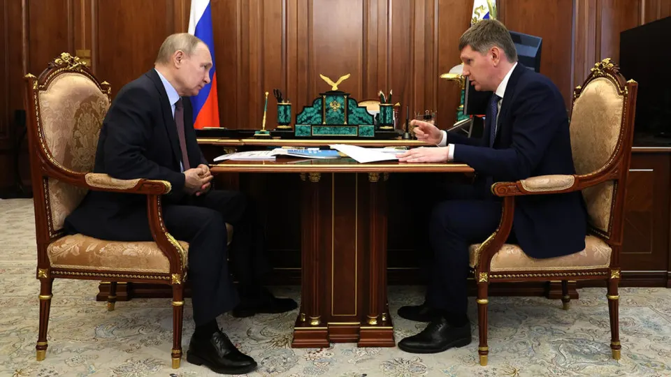 Президент потребовал роста инвестиций как главного индикатора работы властей. В правительстве признают спад вложений, указывают на высокие ставки, бюджетную экономию, последствия войны и снижение доверия бизнеса.