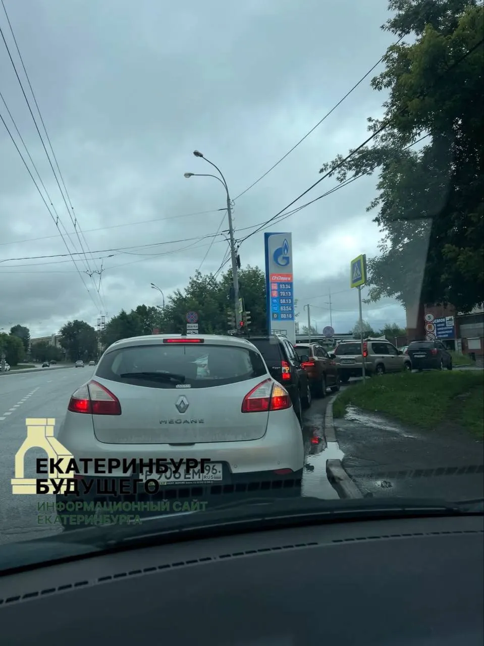 Президент признал наличие проблем с бензином и пообещал рост производства, региональные власти говорят о запасах, а жители Екатеринбурга и Серова жалуются на очереди и перебои на АЗС.