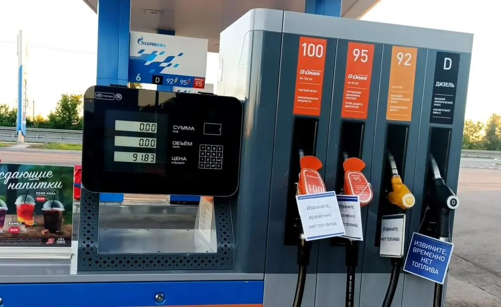 Дефицит топлива зафиксирован минимум в 53 регионах; губернаторы и депутаты просят сократить поездки и не создавать ажиотаж, в Челябинской области создан оперативный штаб для контроля рынка.