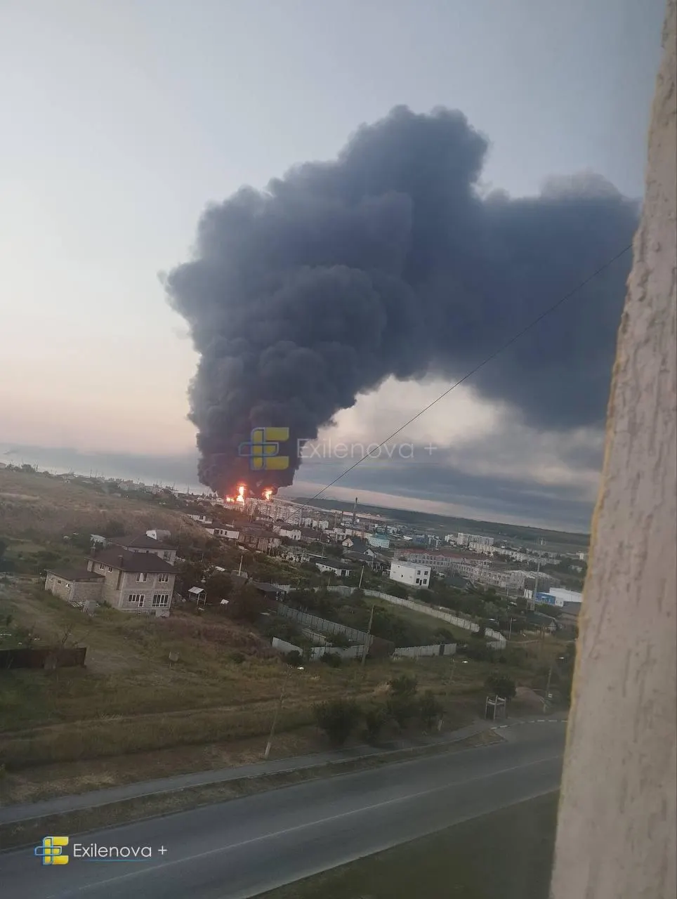 В результате удара беспилотников в районе Керченского пролива погибли по меньшей мере пять человек. Сообщается о пожарах на нефтебазе и повреждениях жилых домов, десятки пострадавших и госпитализированных.