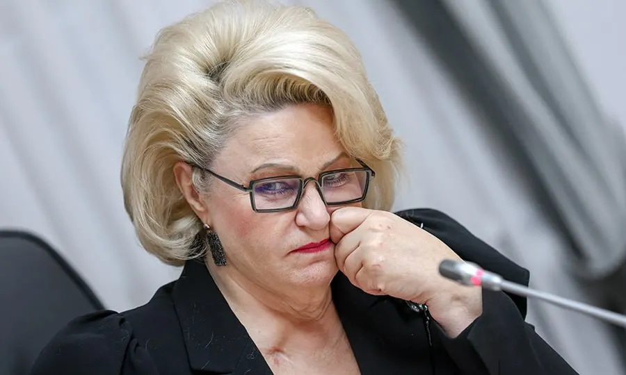 Председатель комитета Госдумы по защите семьи Нина Останина призвала Роскомнадзор и Минцифры ограничить время пребывания детей в онлайн‑играх и использовать механизмы замедления трафика для контроля.