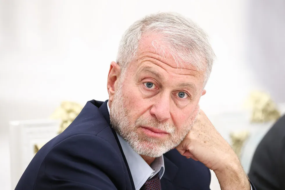 По сведениям нескольких источников, в мае российский бизнесмен Роман Абрамович встречался в Киеве с Владимиром Зеленским и передал предложение о личной встрече между лидерами. Кремль и офис президента Украины от комментариев воздержались.