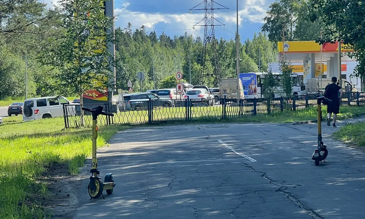 В ряде регионов страны сохраняются ограничения на отпуск бензина и дизтоплива: жители стоят в многочасовых очередях, вводятся лимиты, а на отдельных АЗС горючего полностью нет.