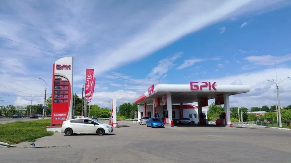 В нескольких субъектах РФ из‑за повреждений объектов нефтепереработки введены лимиты на отпуск бензина и отмечены перебои на АЗС; приоритет в обеспечении дают экстренным службам, общественному транспорту и сельхозтехнике.
