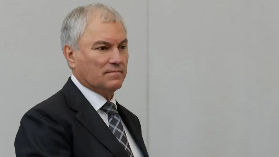 Депутаты призвали расширять городской электротранспорт на фоне очередей на АЗС и перебоев с поставками топлива. Аналитики связывают дефицит с повреждениями топливной инфраструктуры и оценивают сокращение производства бензина примерно на четверть.