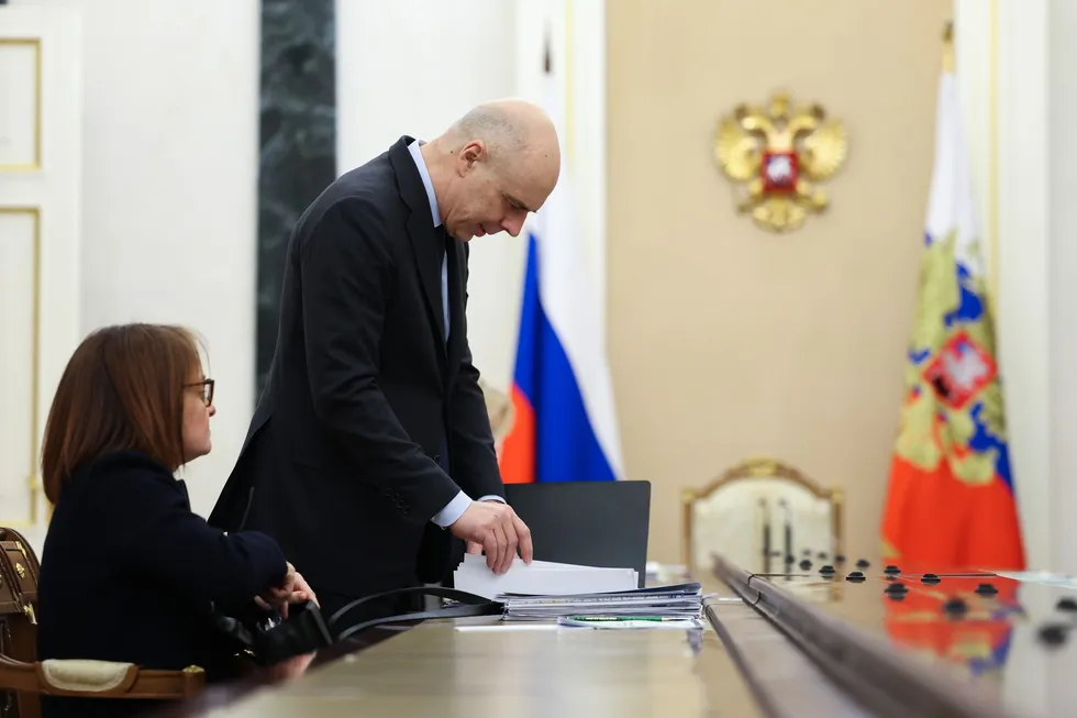 Госдума предоставила Минфину возможность оперативно увеличивать расходы и наращивать госдолг вне привычных бюджетных рамок. Экономисты предупреждают: это подрывает предсказуемость фискальной политики, повышает стоимость заимствований и давит на инвестиции.