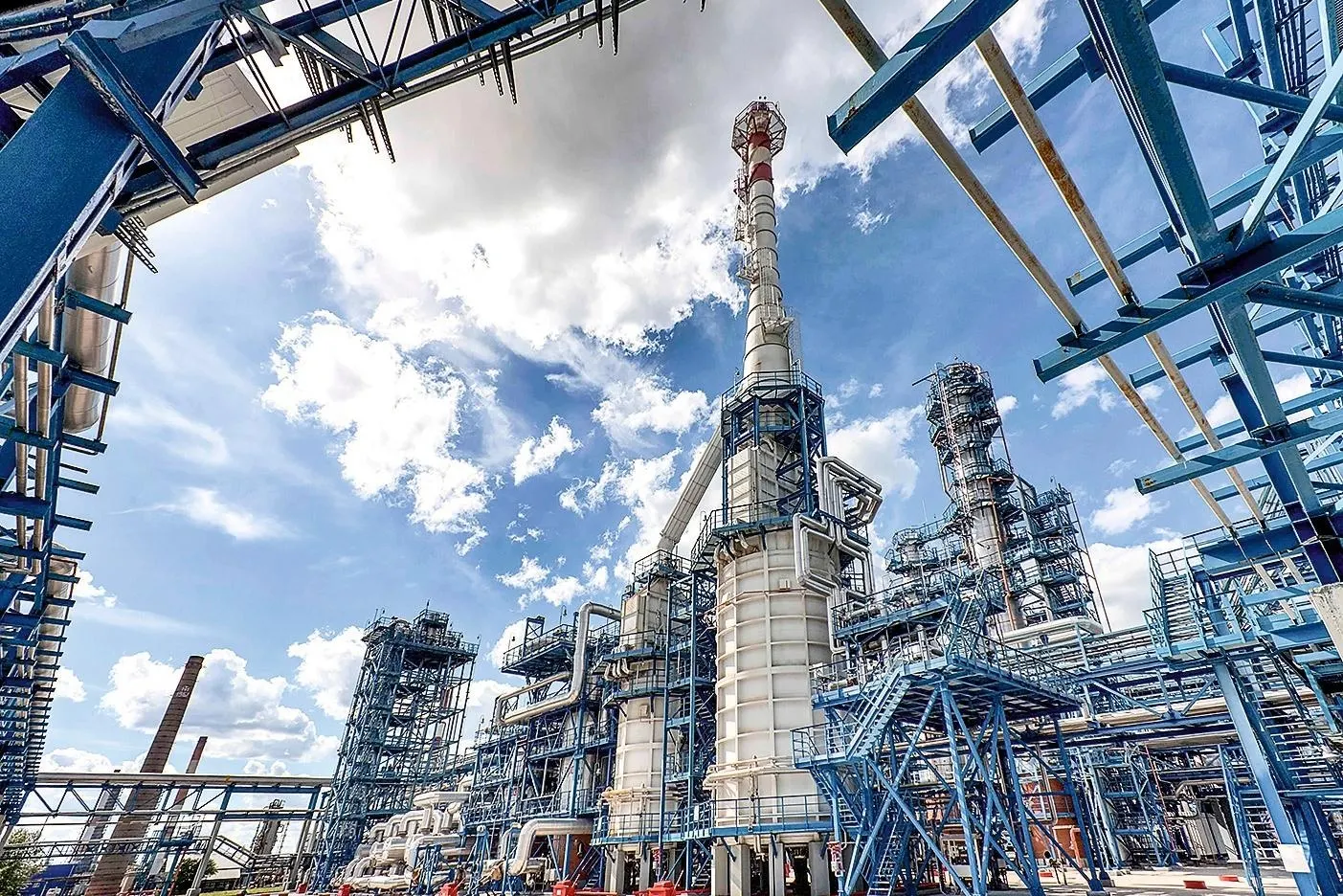 Власти увеличили субсидии нефтепереработчикам до 210,6 млрд руб., стимулируя удержание бензина и дизеля внутри страны на фоне перебоев в судоходстве и атак на НПЗ.