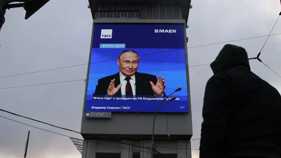 Дефицит бензина и переход к талонной системе подорвали доверие к власти: по итогам недели одобрение работы президента снизилось на 3,5 пункта — до 66,9%.