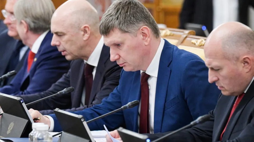 По оперативным данным, за январь–май ВВП вырос лишь на 0,2%. Промышленность и инвестиции остаются в стагнации, регионы расходятся в динамике: Москва демонстрирует рост, большая часть страны — в рецессии. Падение цен на нефть и налоговые риски усиливают угрозу для бюджета и инфляции.