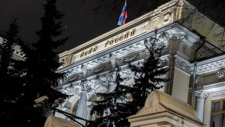ЦБ расширил механизм уведомлений о лицах, которые фактически управляют финансовыми организациями, включая теневых руководителей.