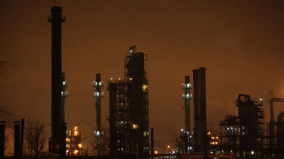 С начала войны украинские силы совершили как минимум 158 атак по российским нефтеперерабатывающим заводам. Наибольшие потери пришлись на НПЗ в европейской части страны, переработка нефти существенно сократилась.