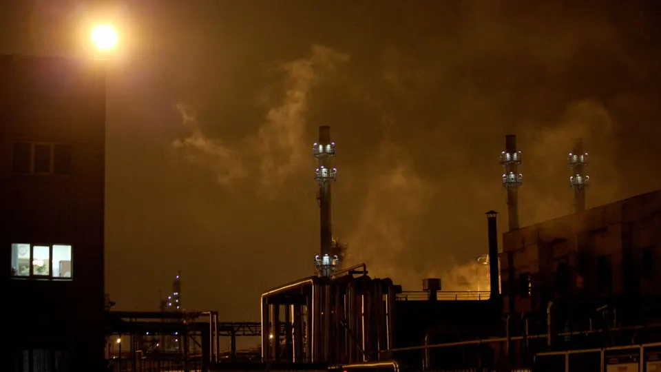 Рязанский и Московский нефтеперерабатывающие заводы остановили работу в середине мая после атак беспилотников. Это усиливает дефицит переработки и оказывает давление на топливный рынок.