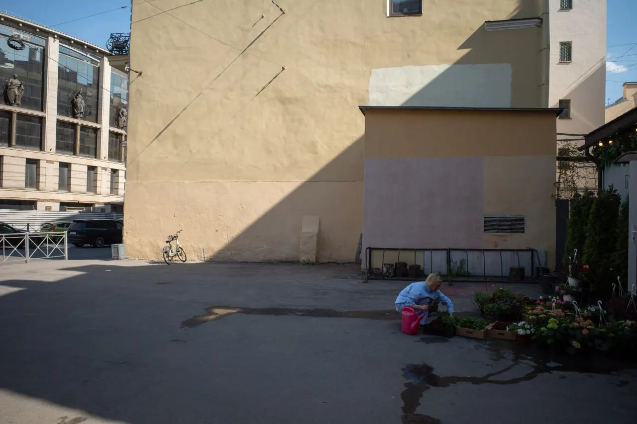 Коротко о главном: в Петербурге отменили фестиваль, объявлены планы по благоустройству сквера в Репино и суд отправил человека под стражу. В мире — гибель людей после удара по Старобельску, падение дрона в латвийское озеро и включение книги в реестр Минюста.