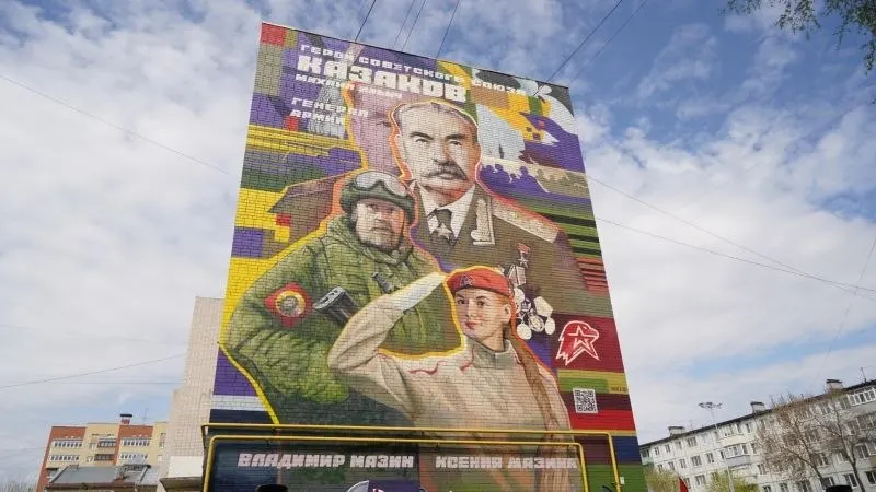 Накануне Дня Победы в Вологде торжественно представили два новых мурала: один — в память о Герое Советского Союза Михаиле Казакове, второй — в честь контр‑адмирала Александра Солодунова.