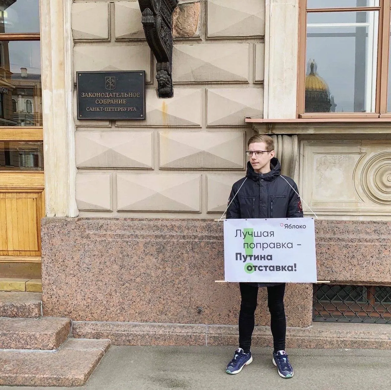 Журналиста объявили в федеральный розыск; точная уголовная статья пока не названа. Ранее он был внесён в реестр «иностранных агентов» и получил несколько административных штрафов.