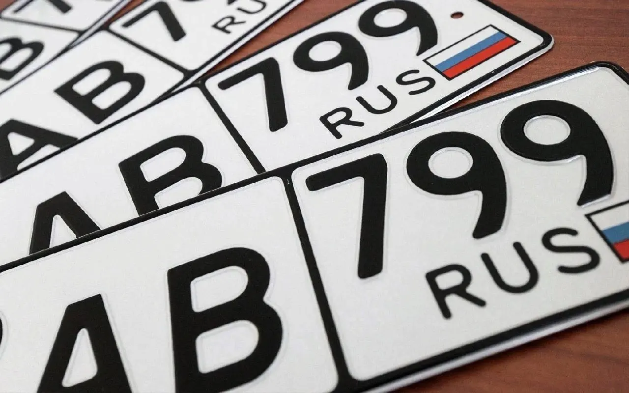 Документ позволяет резервировать платные уникальные и индивидуальные госномера. При положительном решении закон вступит в силу в июле 2027 года; половина поступлений от платного бронирования будет направлена в фонд денежного довольствия сотрудников МВД. Перепродажа уникальных номеров вместе с автомобилем будет ограничена тремя годами.