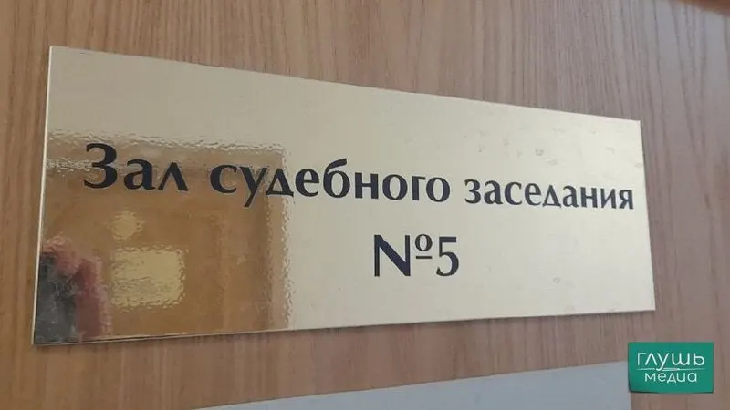 Верховный суд РФ предложил смягчить требования к квалификации секретарей судов: допускать к работе не только юристов с высшим образованием, но и студентов юридических факультетов, чтобы уменьшить дефицит кадров на фоне большой нагрузки и низких зарплат.